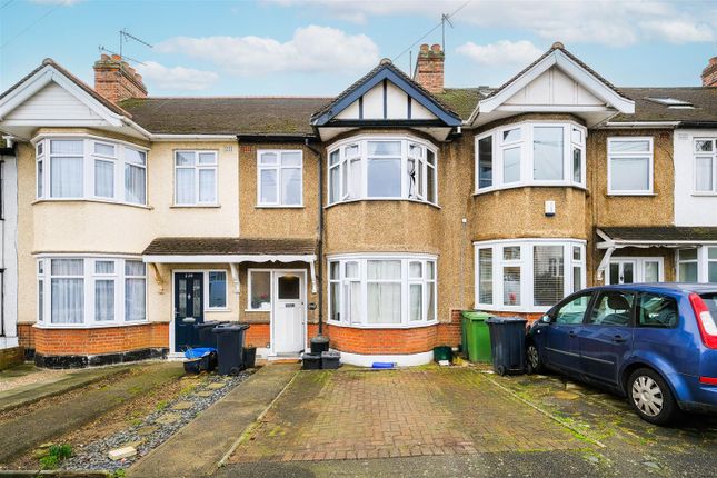 3 bed property, in Buckhurst Way, £550,000