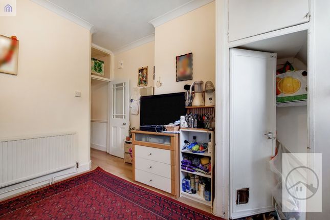 3 bed property, in Salterford Road, £450,000