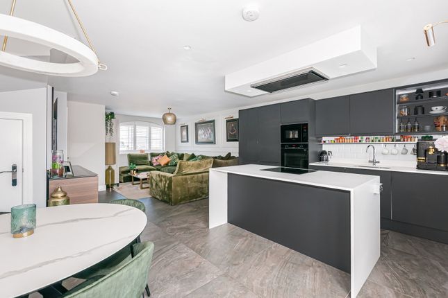 4 bed property, in Pymhurst Crescent, £250,000