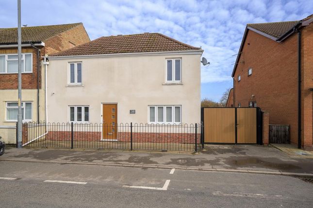 4 bed property, in Bridge Road, £300,000