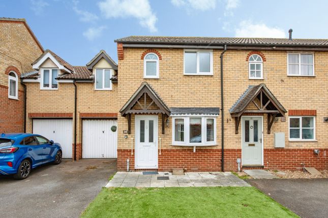 2 bed property, in Magnolia Close, £325,000