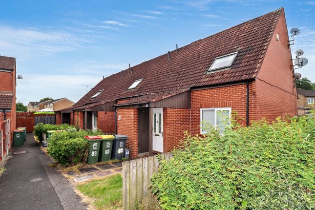 2 bed property, in Thistlecroft, £32,500