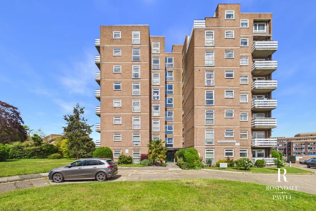 1 bed property, in Hendfield Court, £245,000