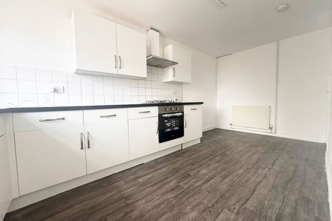 3 bed property, in Rowanberry Avenue, £200,000