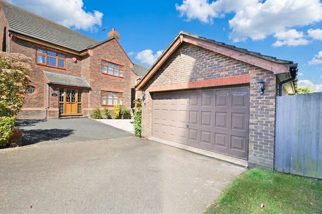 5 bed property, in Beaulieu Drive, £550,000
