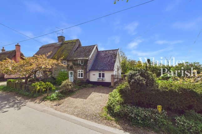 2 bed property, in Hopton Road, £425,000