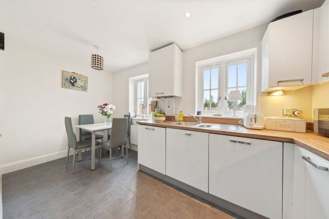 2 bed property, in Beaufort Place, £450,000
