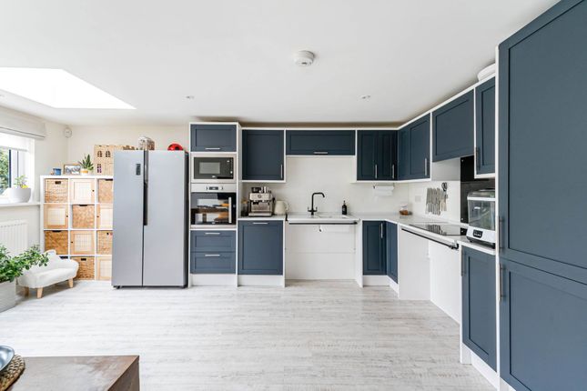5 bed property, in Exford Close, £300,000