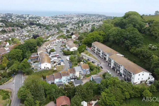 2 bed property, in Ocean View Crescent, £180,000