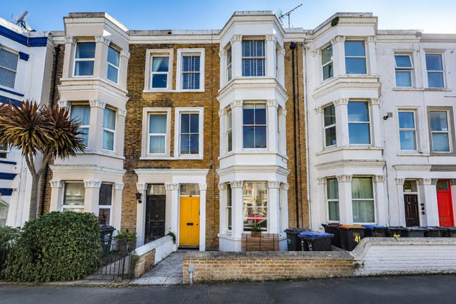2 bed property, in Gordon Road, £210,000
