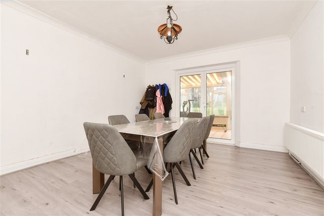 5 bed property, in Addisons Close, £800,000