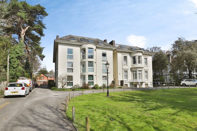 2 bed property, in Christchurch Road, £250,000