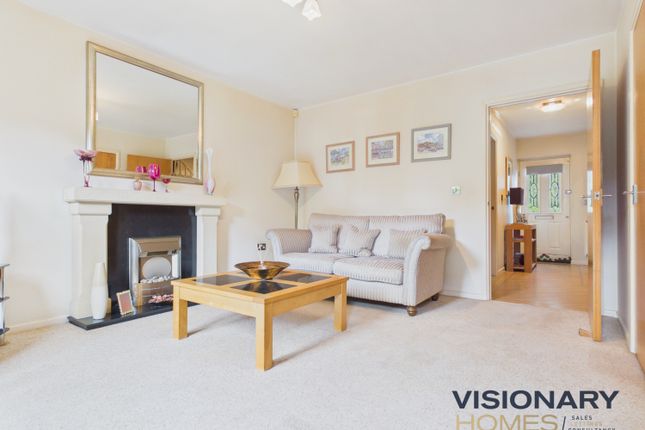 5 bed property, in Kingfisher Court, £325,000