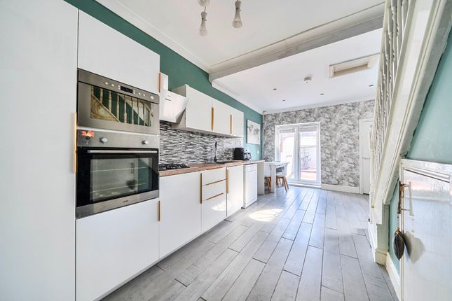 3 bed property, in Wetherby Road, £250,000