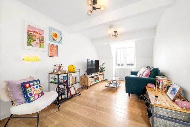 1 bed property, in Walcot House, £325,000