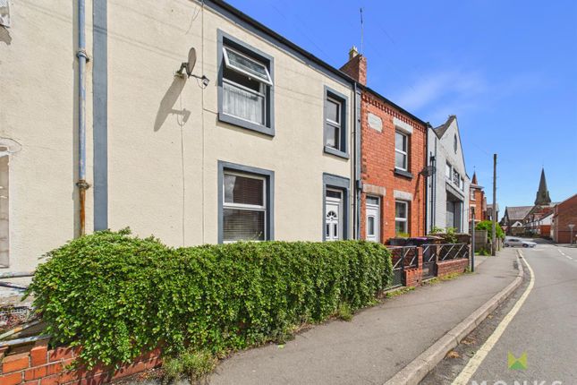 2 bed property, in Oak Street, £165,000