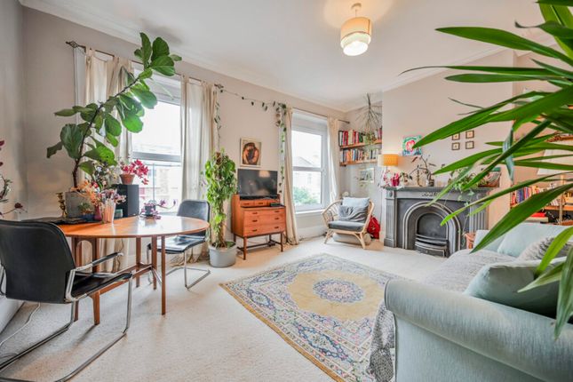 2 bed property, in Whittington Road, £430,000