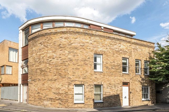 1 bed property, in Green Walk, £580,000