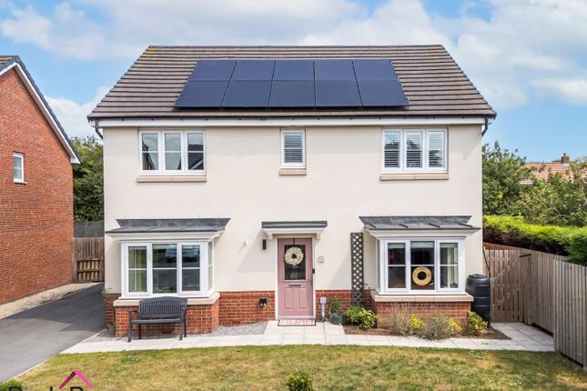5 bed property, in Meadow Brown Road, £475,000