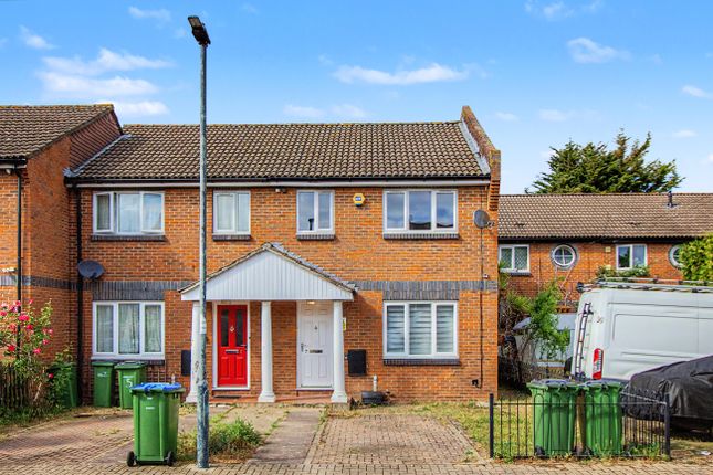 3 bed property, in Pitfield Crescent, £250,000