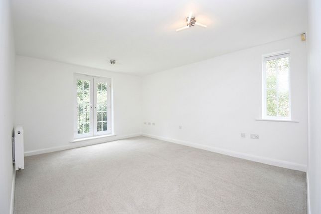 2 bed property, in Godolphin Close, £200,000