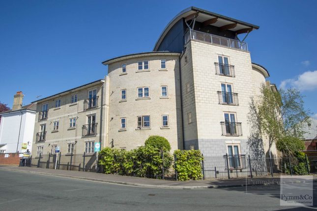 2 bed property, in Lower Clarence Road, £170,000