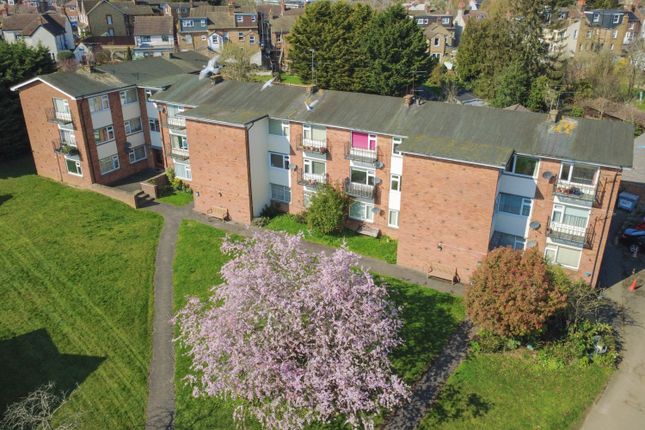 2 bed property, in Rockleigh Court, £200,000