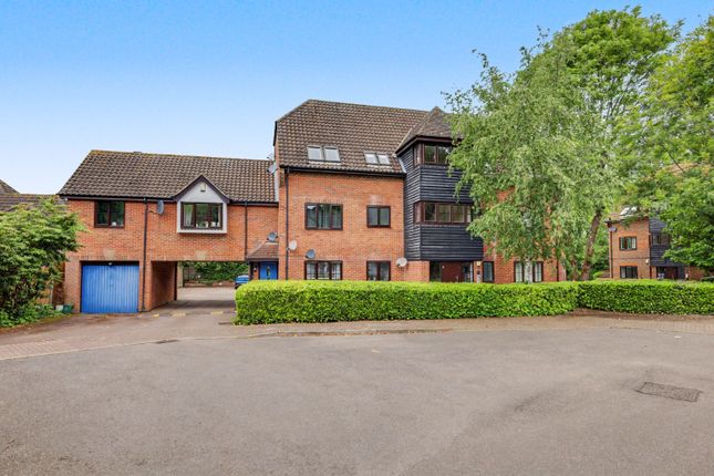 1 bed property, in Spruce Close, £190,000