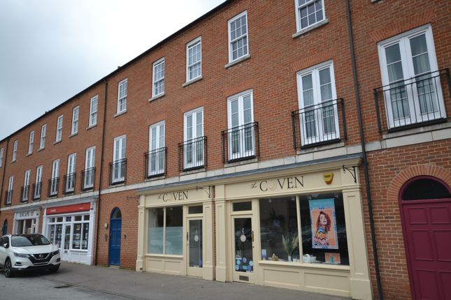 2 bed property, in Hampden Square, £170,000