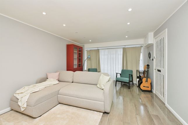 2 bed property, in Clarence Avenue, £175,000