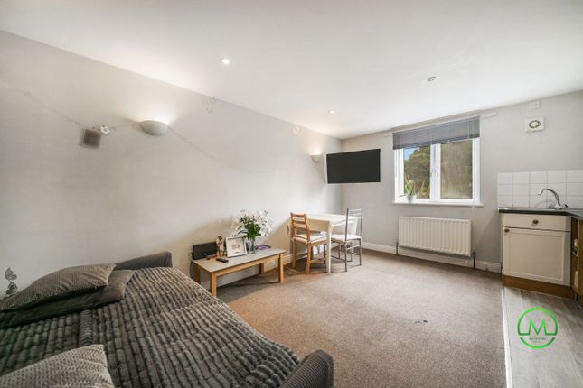 1 bed property, in Church Court, £220,000