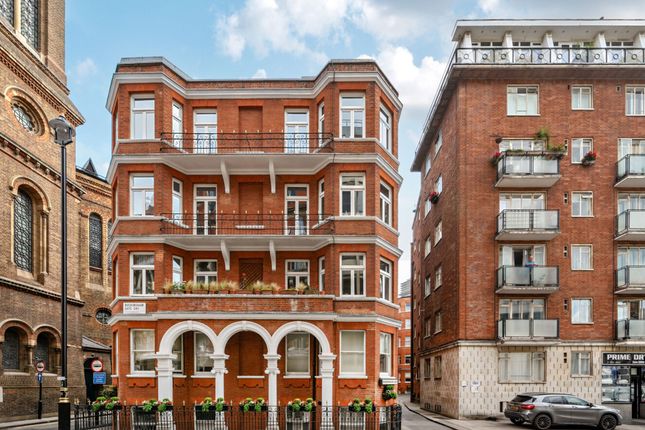 2 bed property, in Buckingham Gate, £945,000