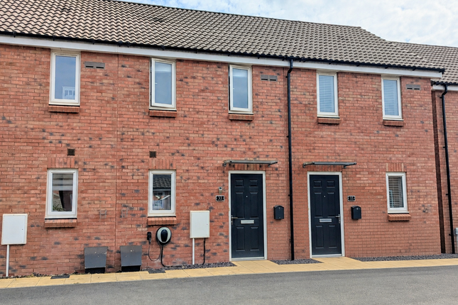 2 bed property, in Orchard Way, £215,000