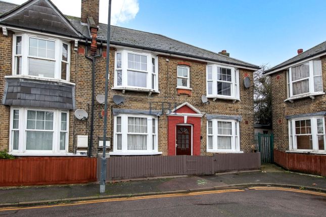 2 bed property, in Derrick Gardens, £330,000