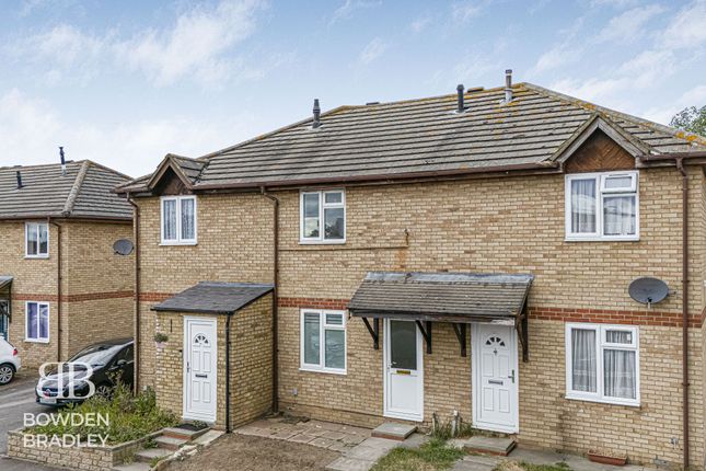 2 bed property, in Woodman Path, £375,000