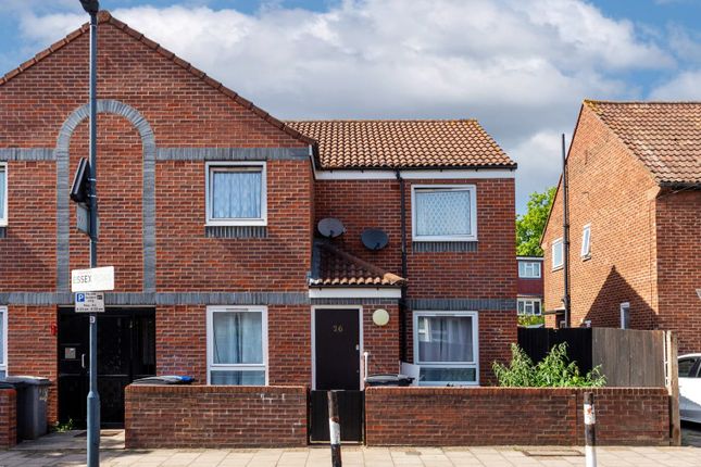2 bed property, in Essex Road, £180,000