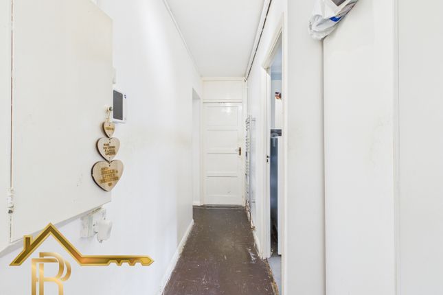 1 bed property, in Arnside House Leamington Road, £185,000