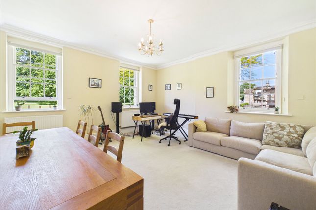 1 bed property, in Long Fox Manor, £225,000