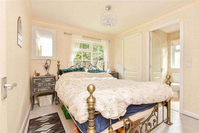 2 bed property, in Faversham Road, £150,000