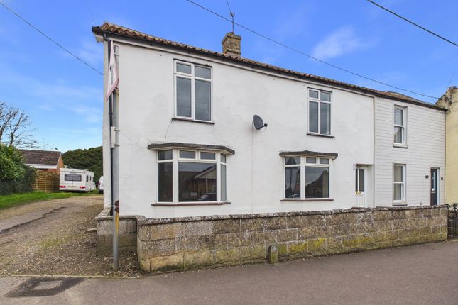 2 bed property, in Westgate Street, £220,000