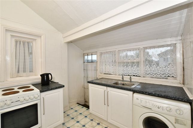 3 bed property, in Station Avenue, £220,000