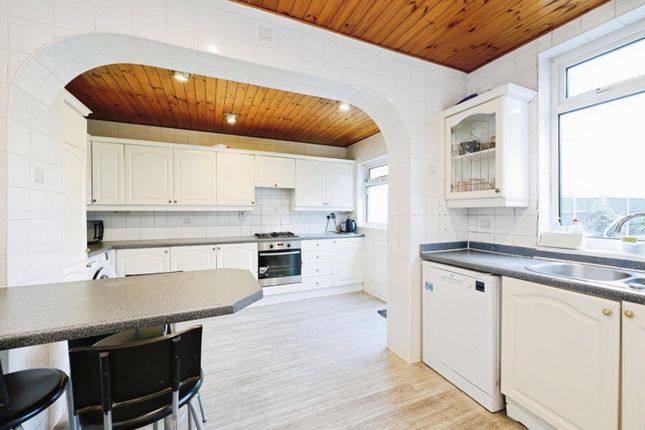 4 bed property, in Valley Drive, £699,950