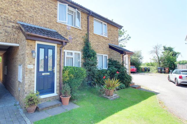 2 bed property, in Welham Manor, £419,950
