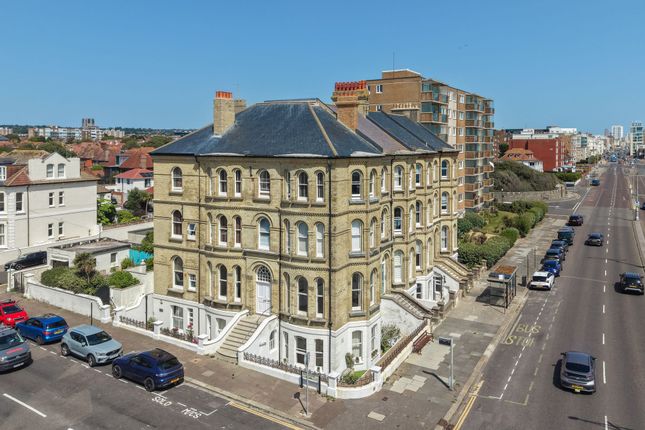 2 bed property, in Kingsway, £575,000