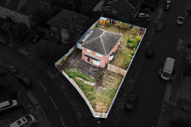 4 bed property, in Park Hill Drive, £375,000
