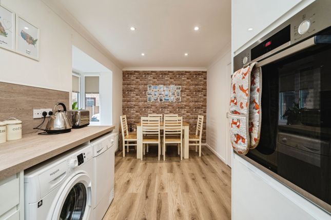 5 bed property, in Gunton Road, £325,000