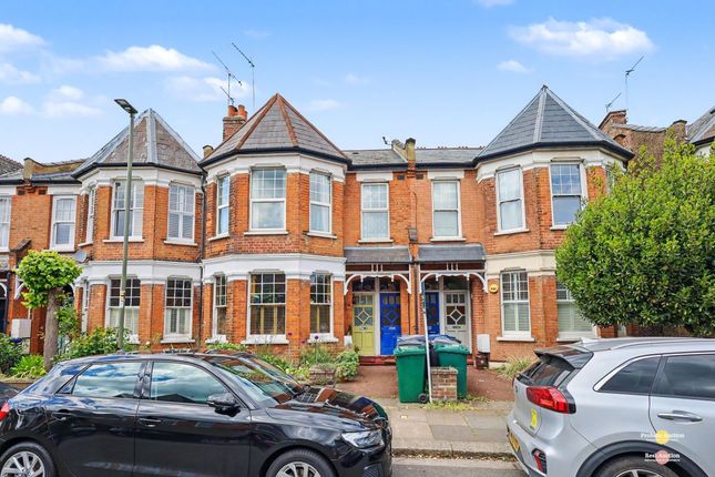 3 bed property, in 10A Sedgemere Avenue, £400,000