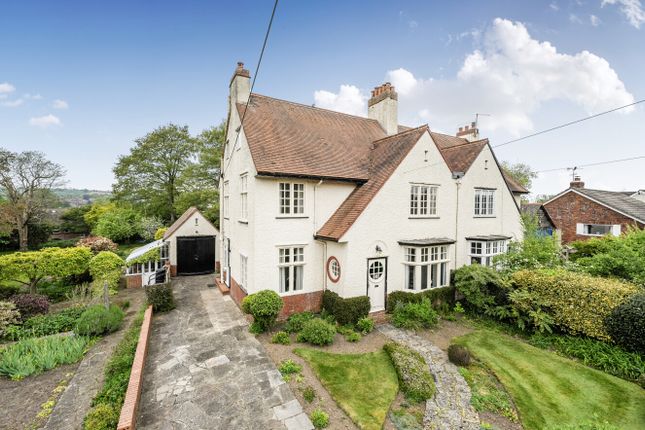 5 bed property, in Lyddons Mead, £350,000