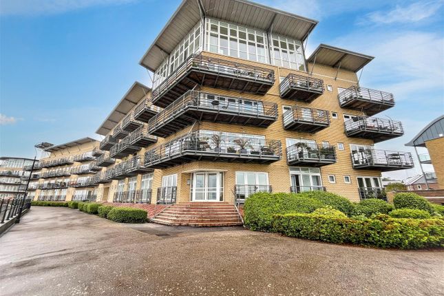 2 bed property, in Lightermans Way, £230,000