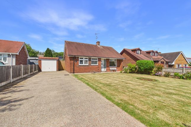 2 bed property, in Raymond Close, £300,000